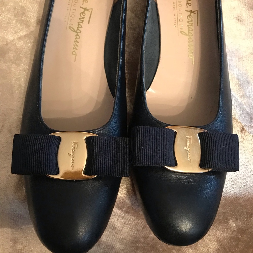 Salvatore Ferragamo Navy Vara Pump - Picture 8 of 8